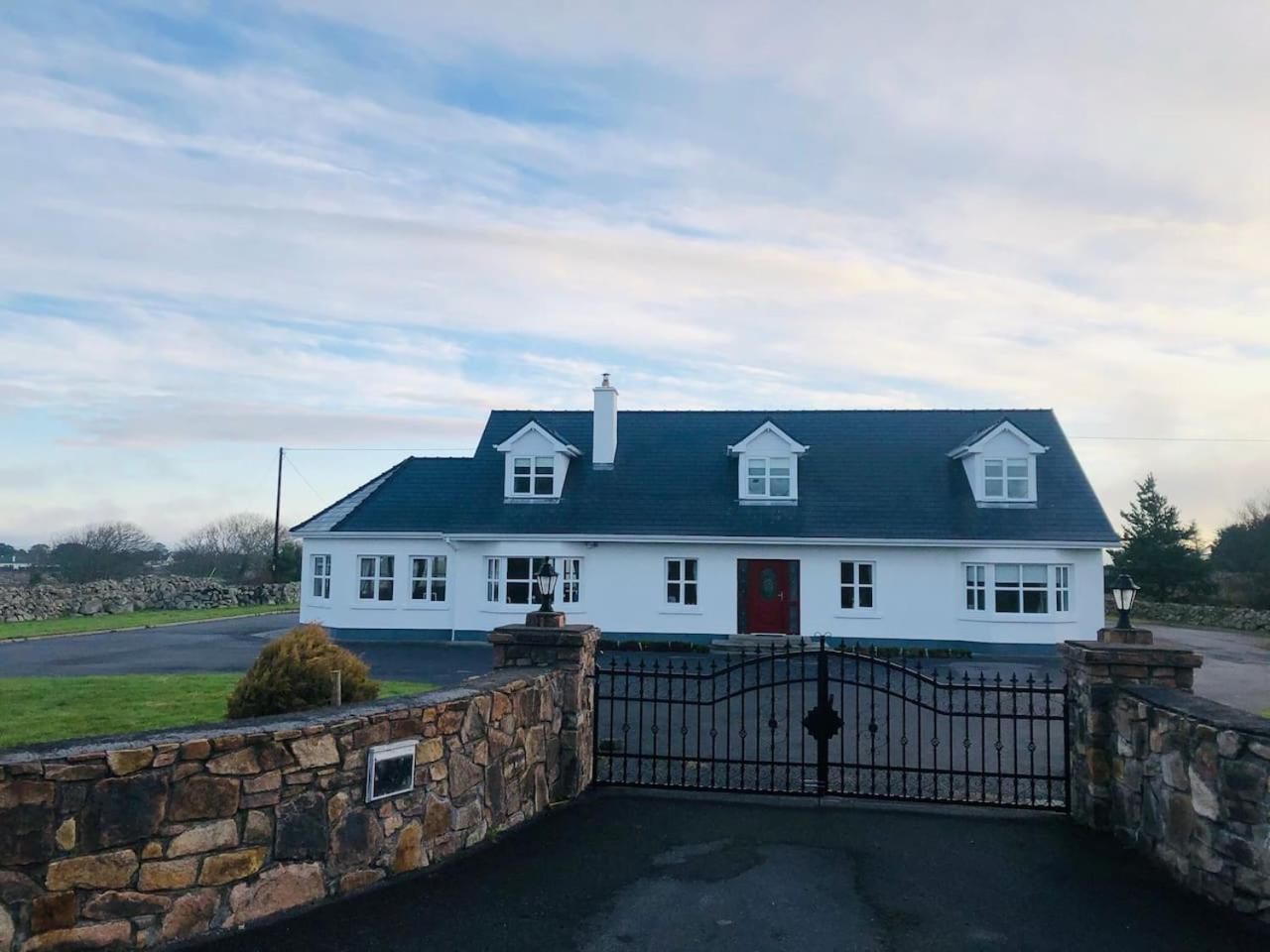 Connemara. 3 Bedroom, 8 Bed, Holiday Home Galway Exterior photo