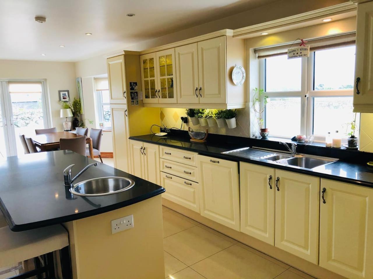 Connemara. 3 Bedroom, 8 Bed, Holiday Home Galway Exterior photo